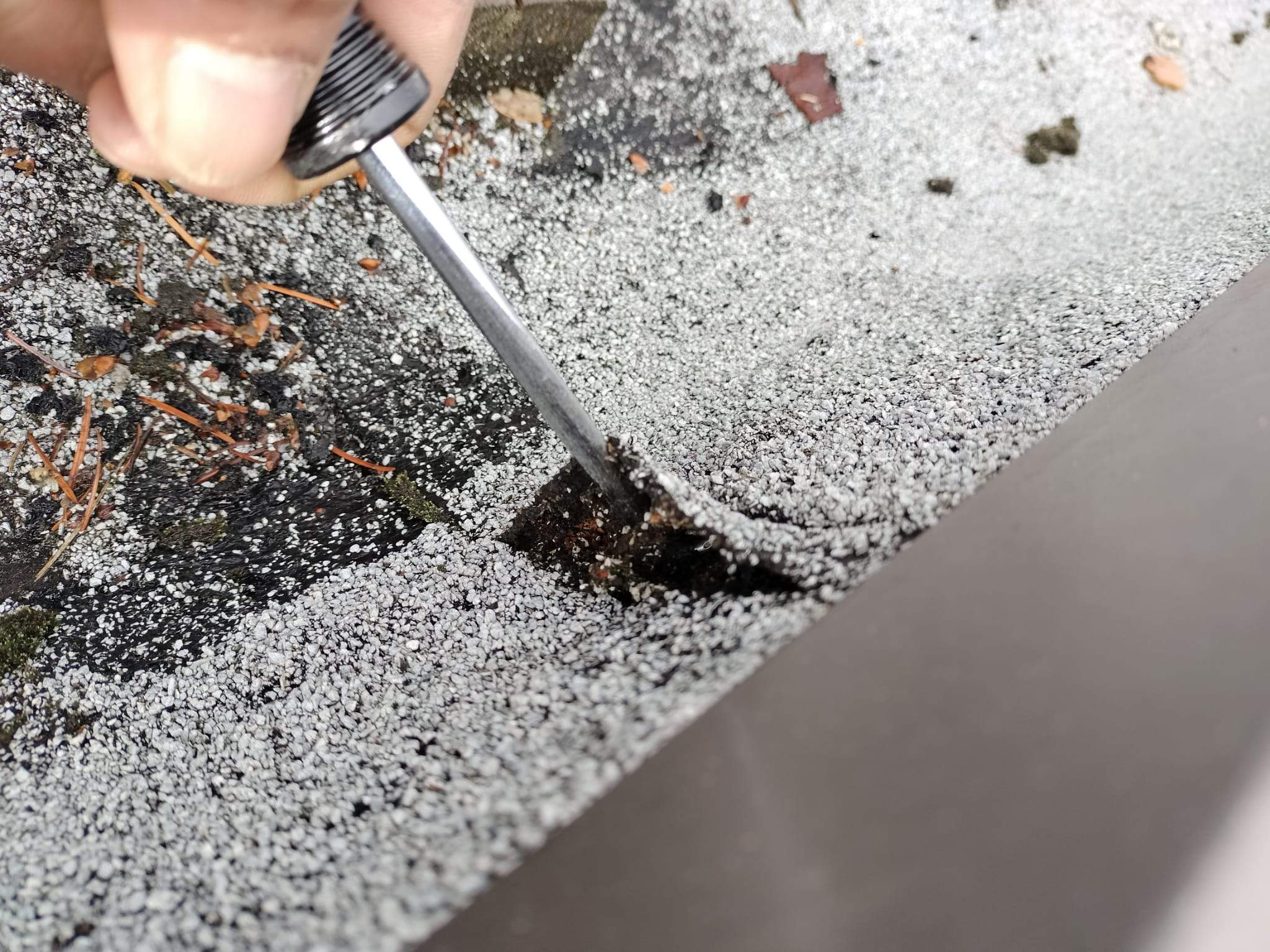 Picture of an open seam in an asphalt granulated roof.