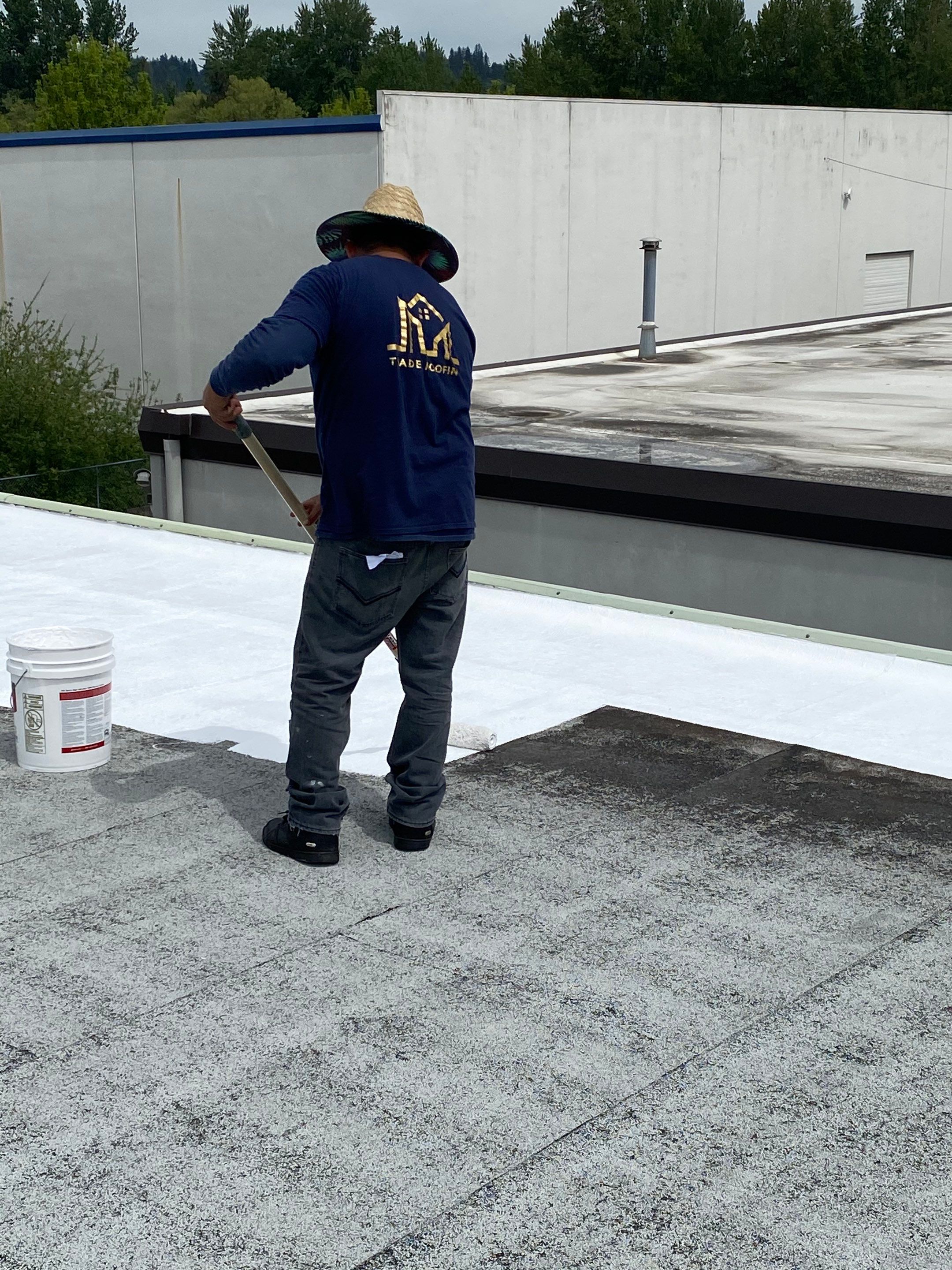 actvity in commercial roof Appliyng Liquid silicone on roof for roof life extension. System For a commercial building